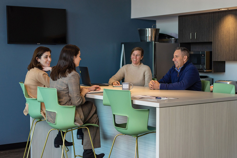 Prestigious BNN accountants sitting at a table at their firm